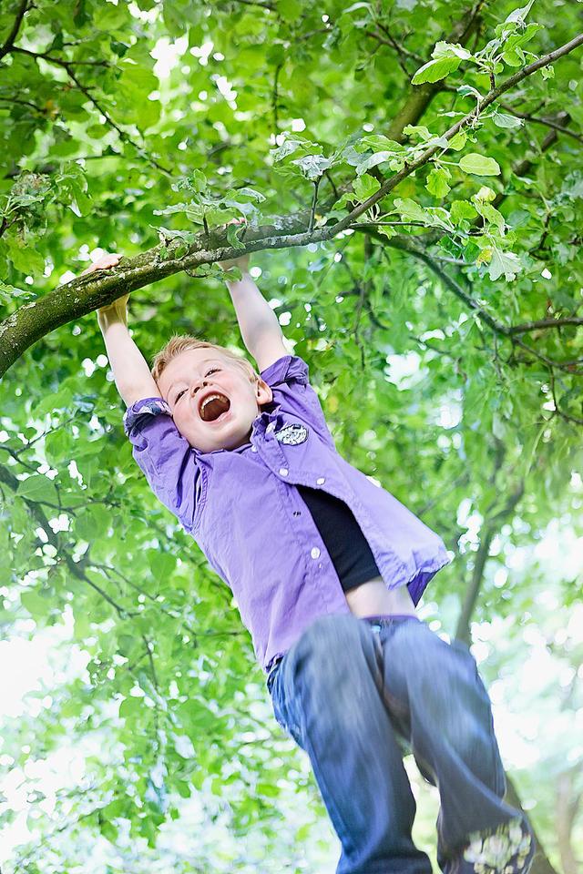 kinderen buiten boomklimmen - Martin Rijpstra  fotograaf Leeuwarden