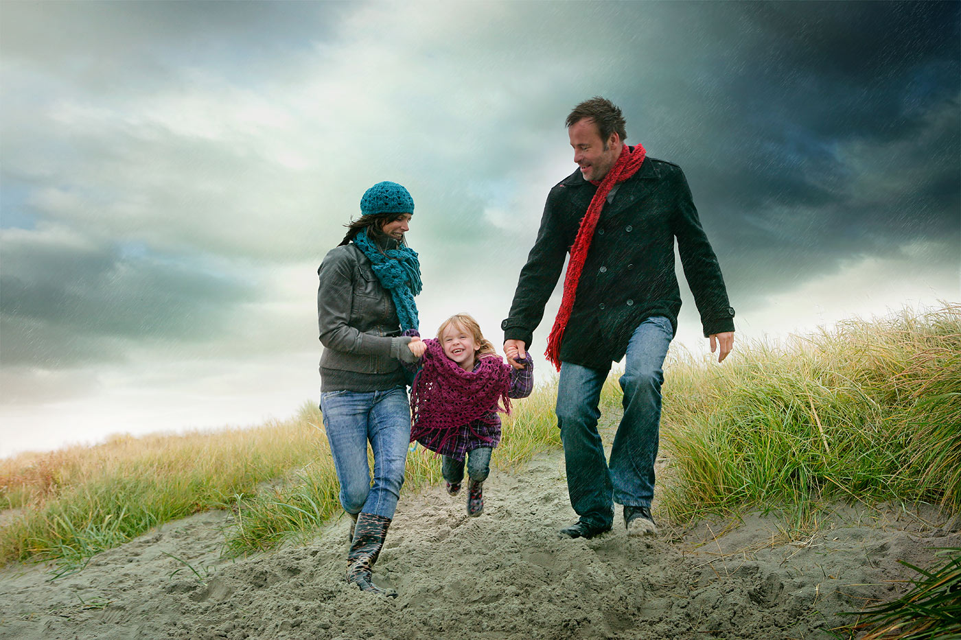gezin speelt in de regen op strand harlingen Zo Buiten - Martin Rijpstra  fotograaf Leeuwarden