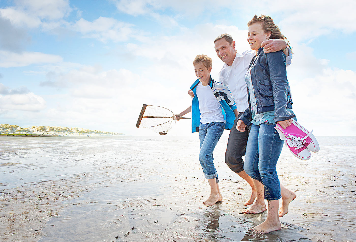 gezin vader met kinderen op strand wad Harlingen