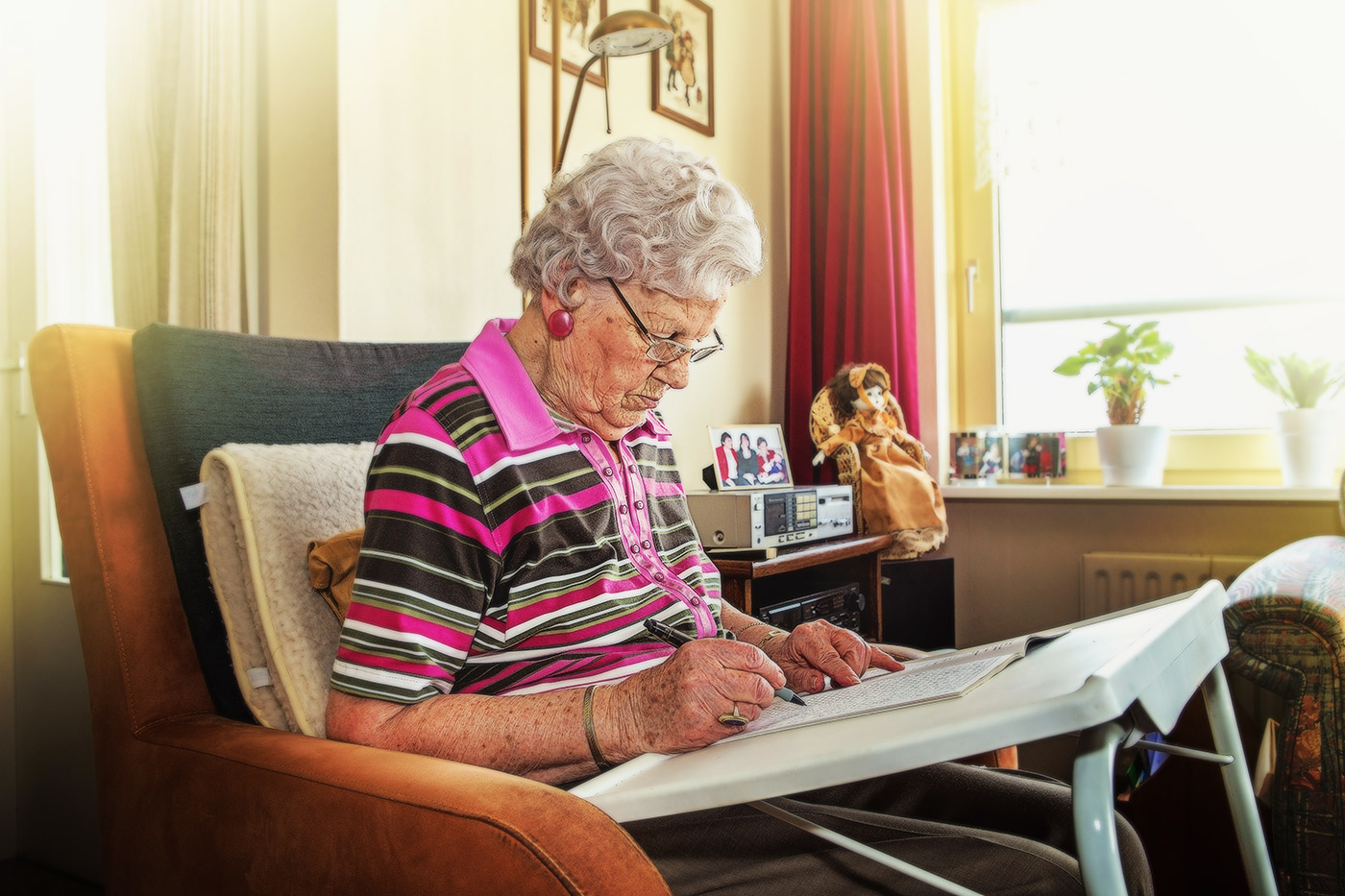 senior portret ouderenzorg  bejaarde puzzelaarster