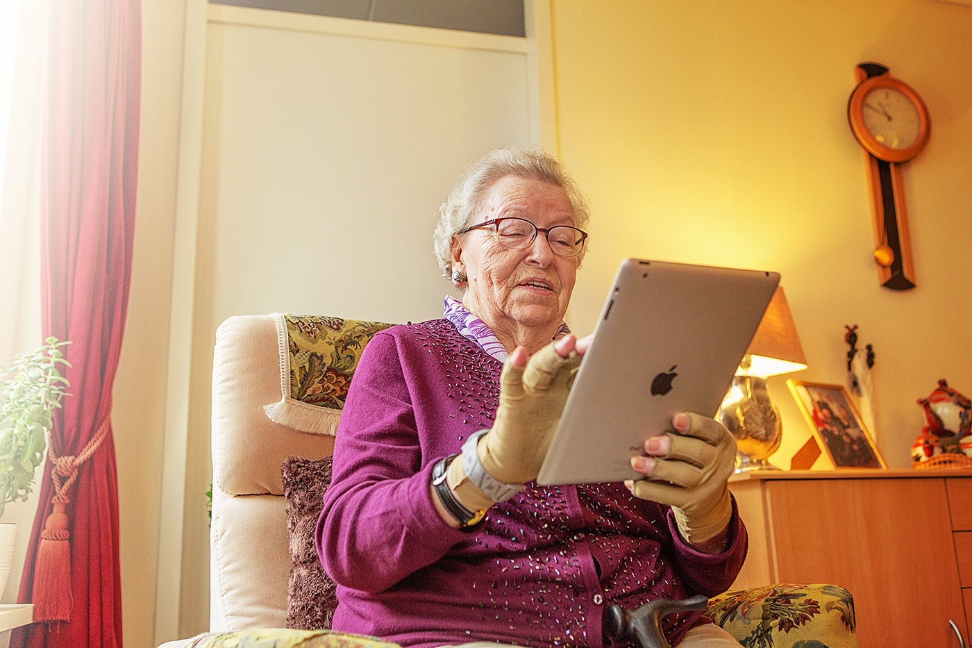 senior portret ouderenzorg bejaarde oma op iPad