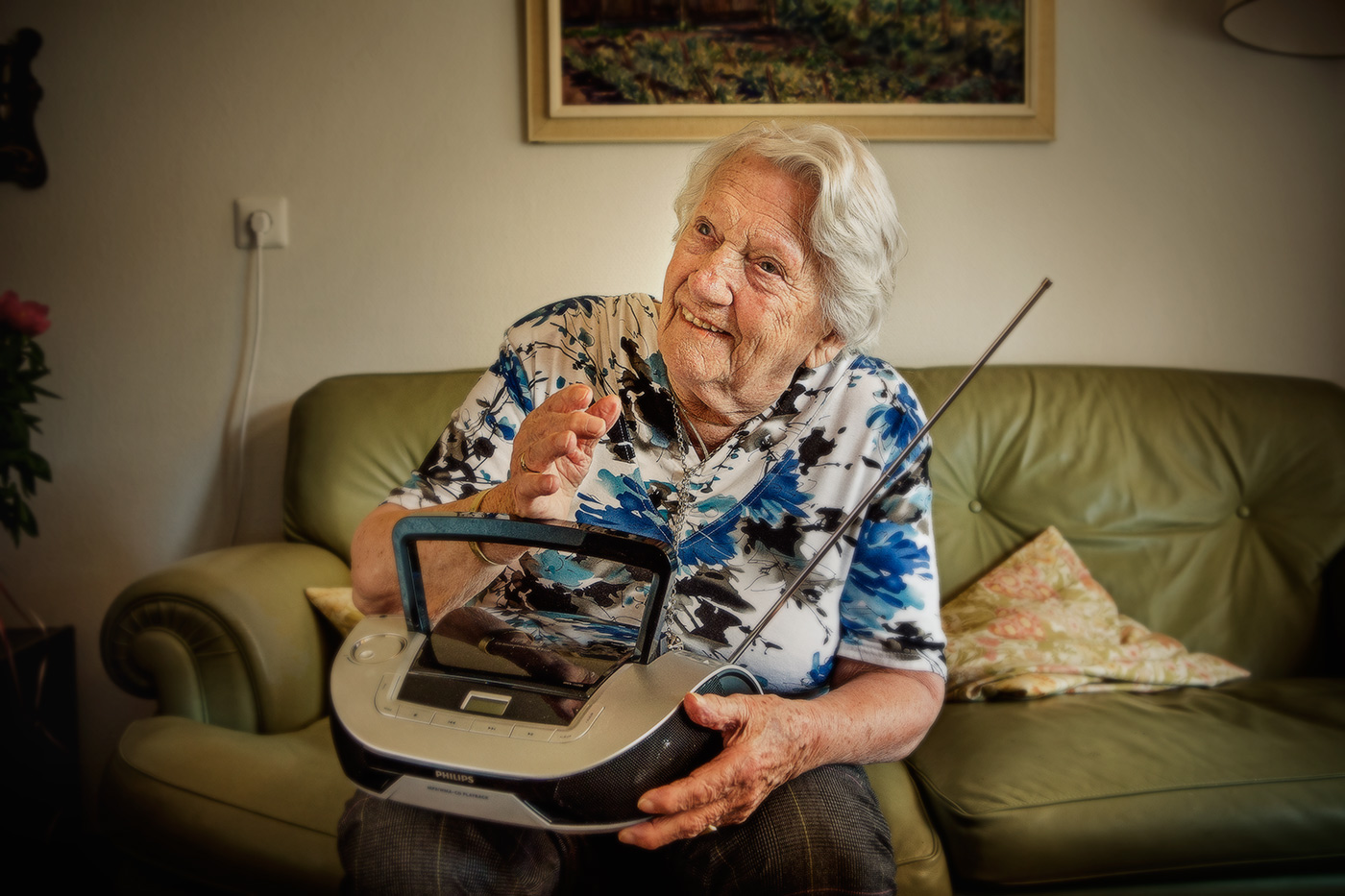 ouderenzorg bejaarde luistert muziek - Martin Rijpstra  fotograaf Leeuwarden