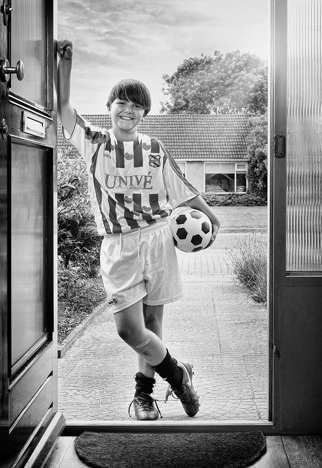 unive voetballer aan de voordeur - Martin Rijpstra  fotograaf Leeuwarden