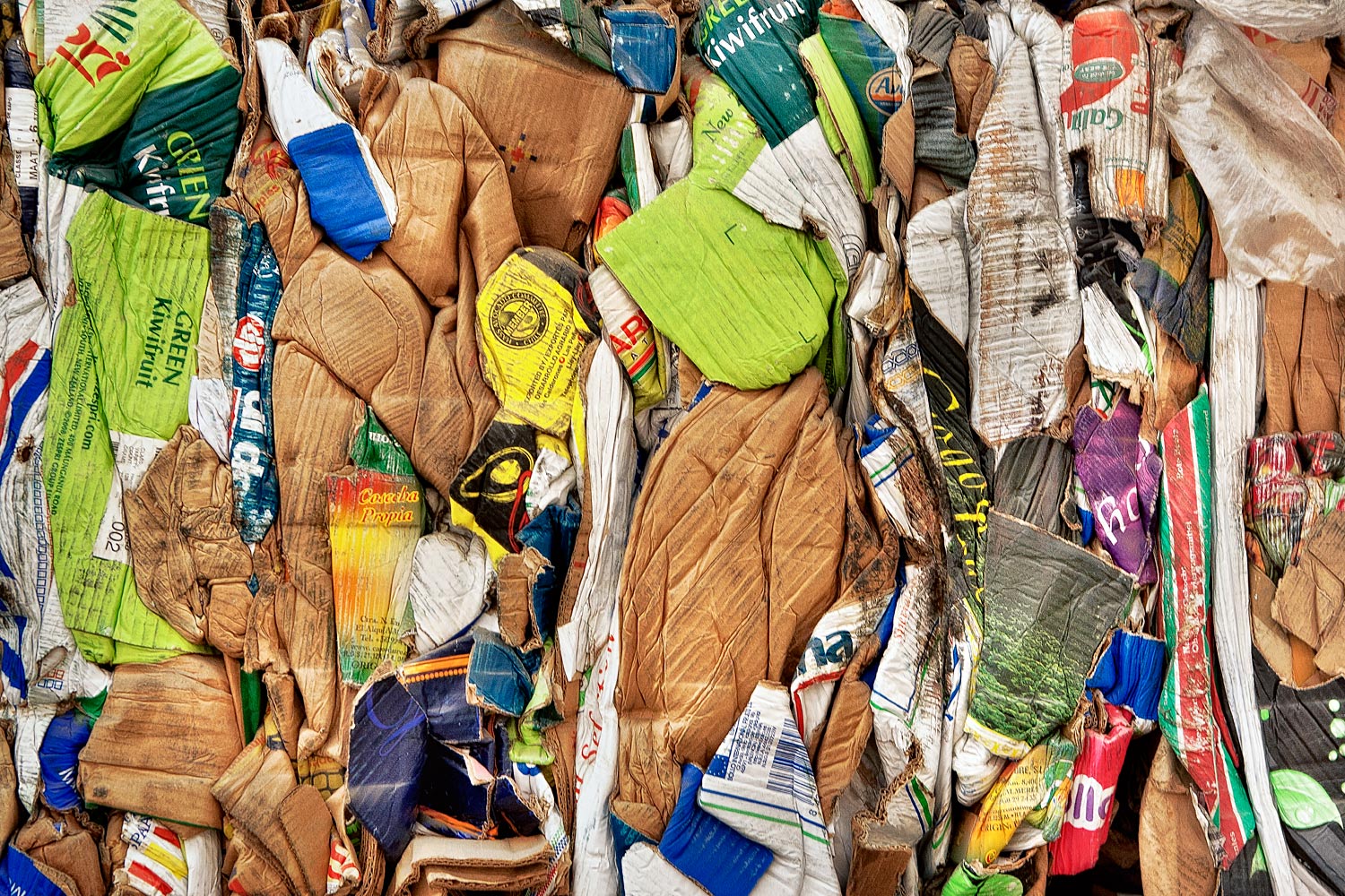 recycle karton oudpapier  - Martin Rijpstra  fotograaf Leeuwarden