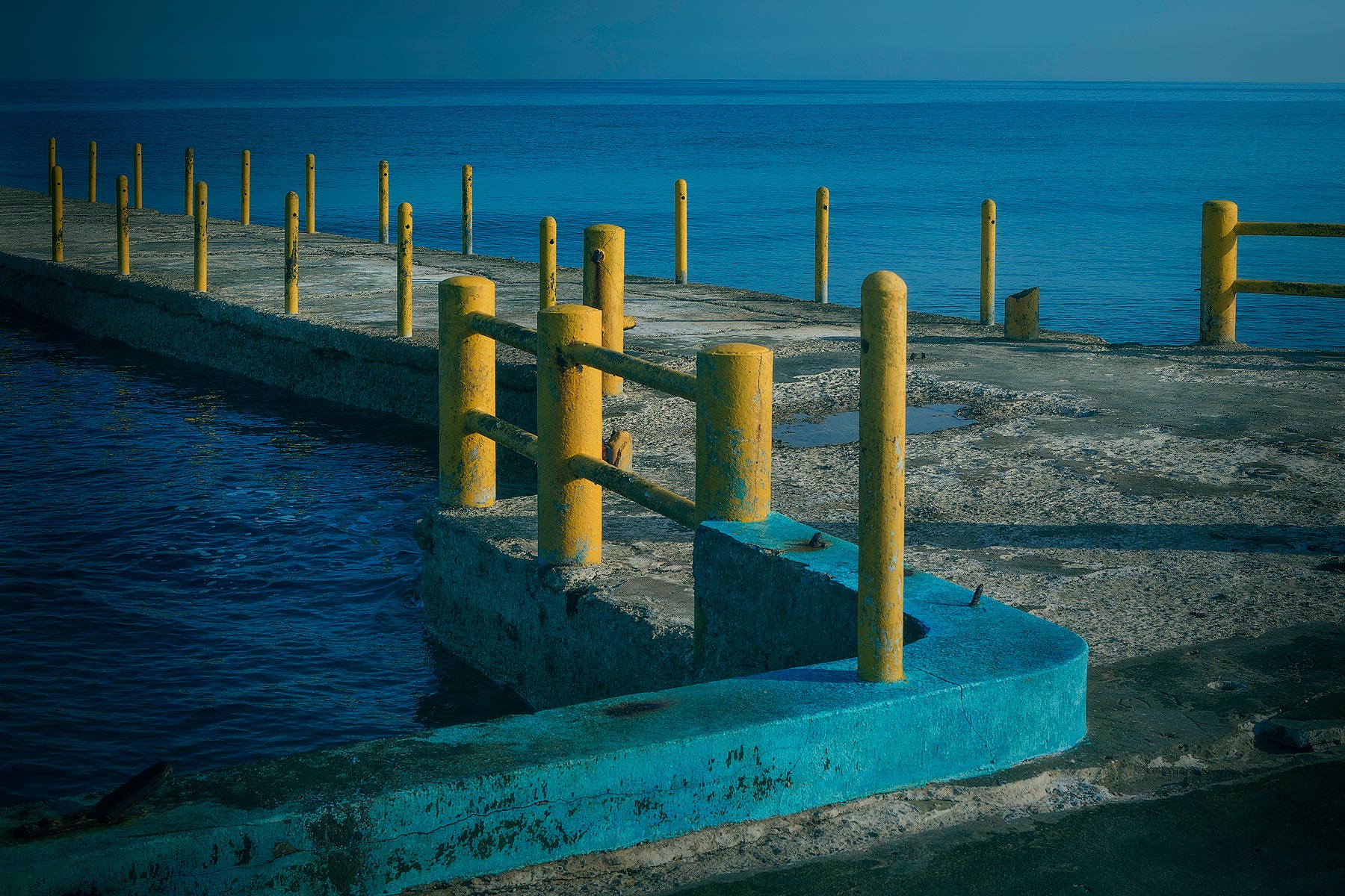 Cuba Havana pool blauw geel - Martin Rijpstra fotograaf Leeuwarden