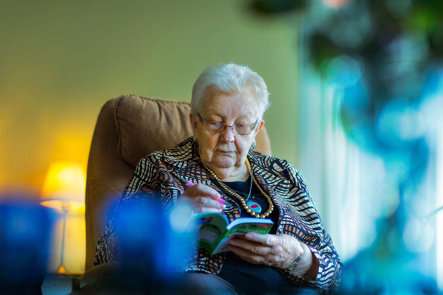 ouderenzorg bejaarde oma met woordzoeker