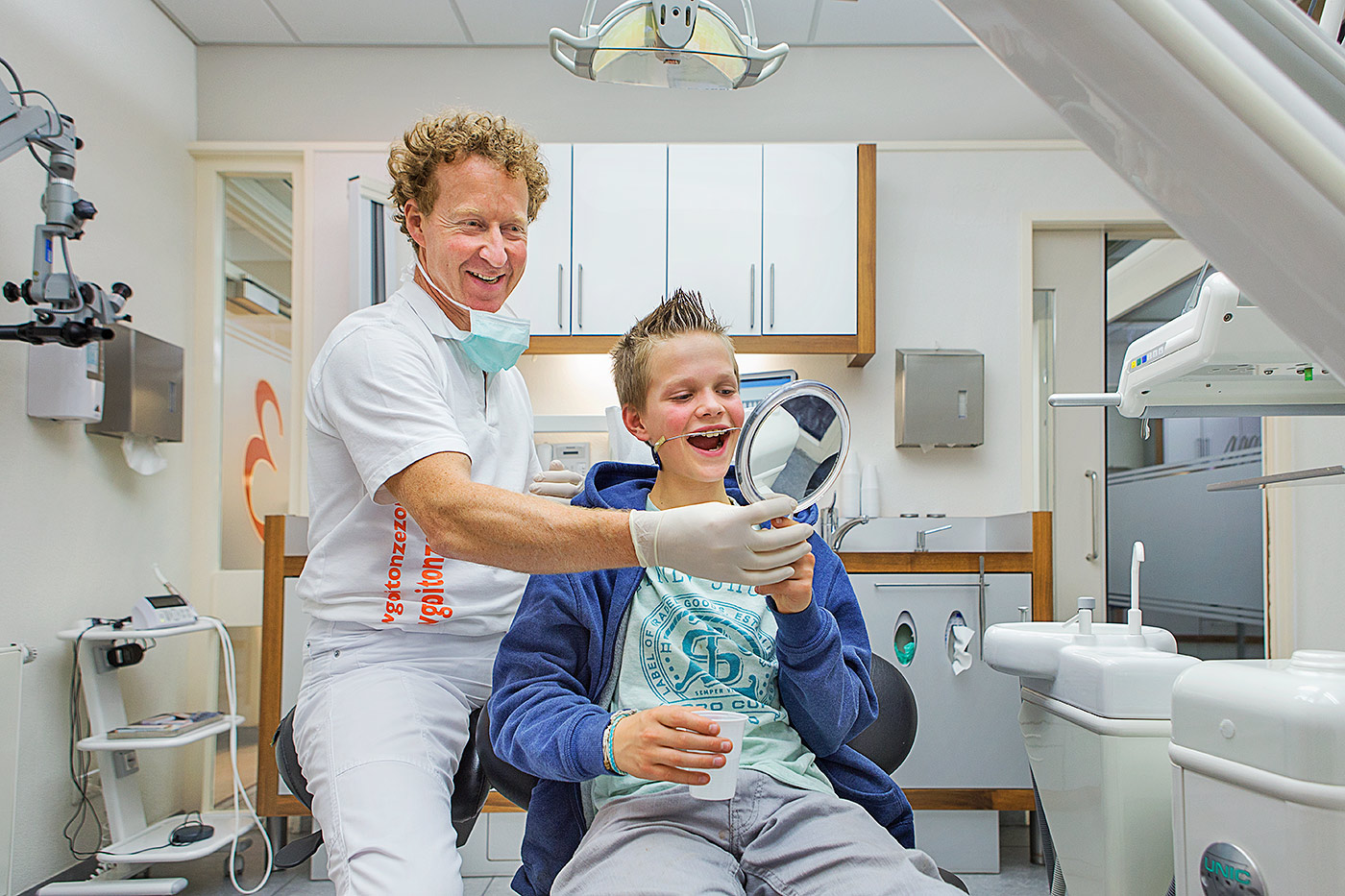tandarts met kind beugel